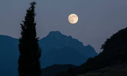 How to Photograph a Moonrise