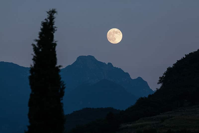 How To Photograph A Moonrise